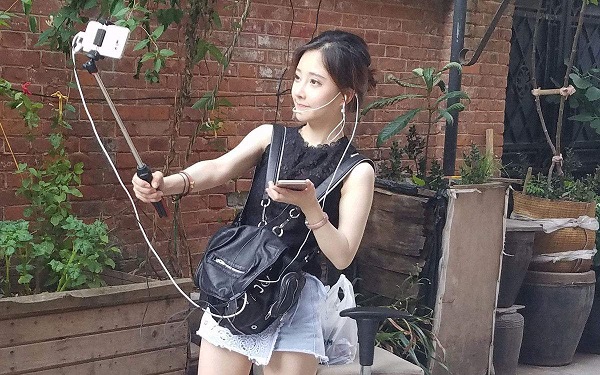 冯提莫在直播